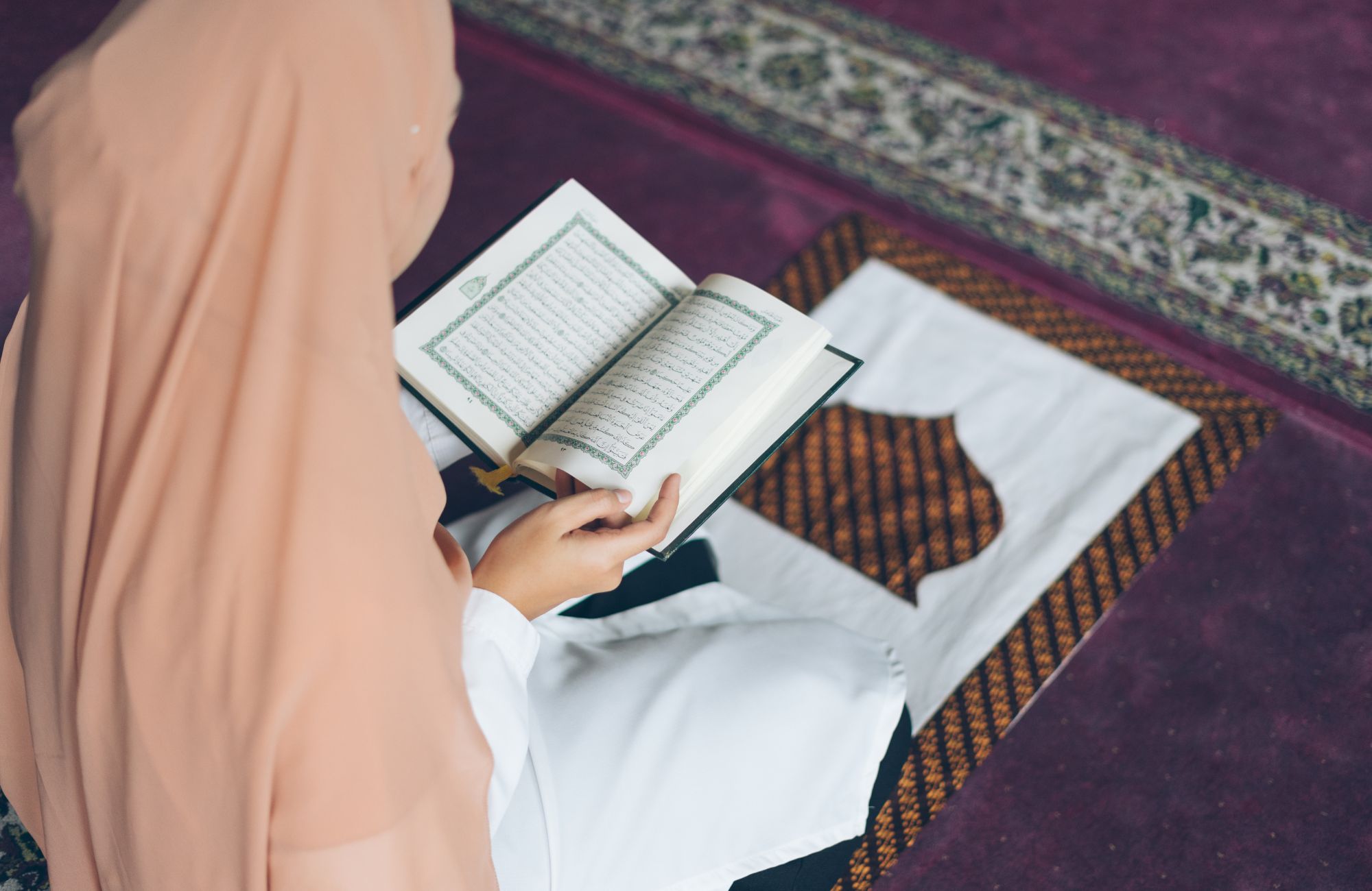 Lecture du Coran par une femme, un moment spirituel encouragé par notre boutique islamique.